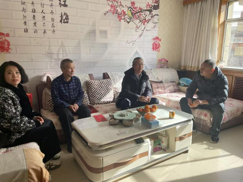 市國資委領(lǐng)導(dǎo)慰問公司烈屬及困難黨員